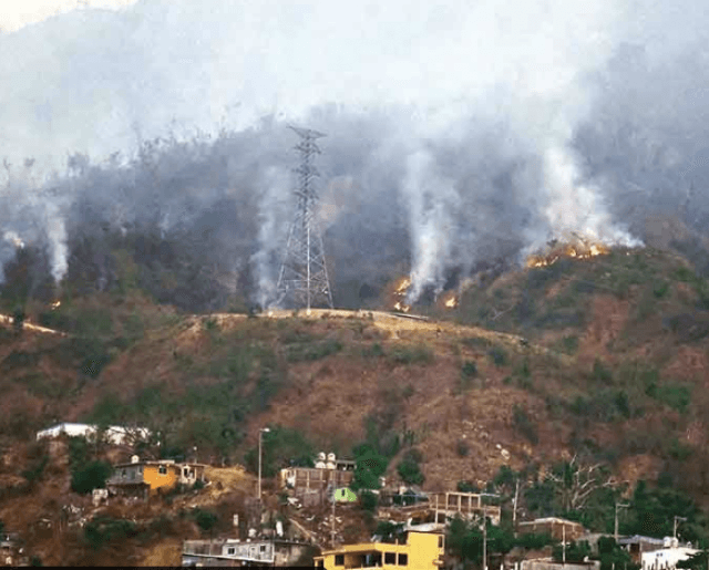 Más de mil brigadistas siguen luchando contra incendios en Acapulco, Guerrero