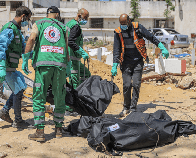 Se han encontrado siete fosas comunes en hospitales de la Franja de Gaza.