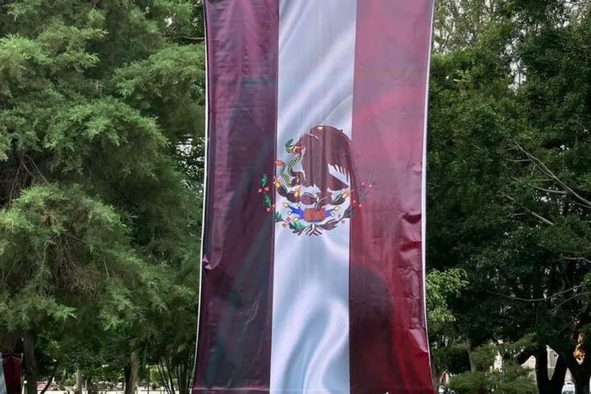 Gobierno de Nayarit cambia los colores de la bandera de México por los de Morena
