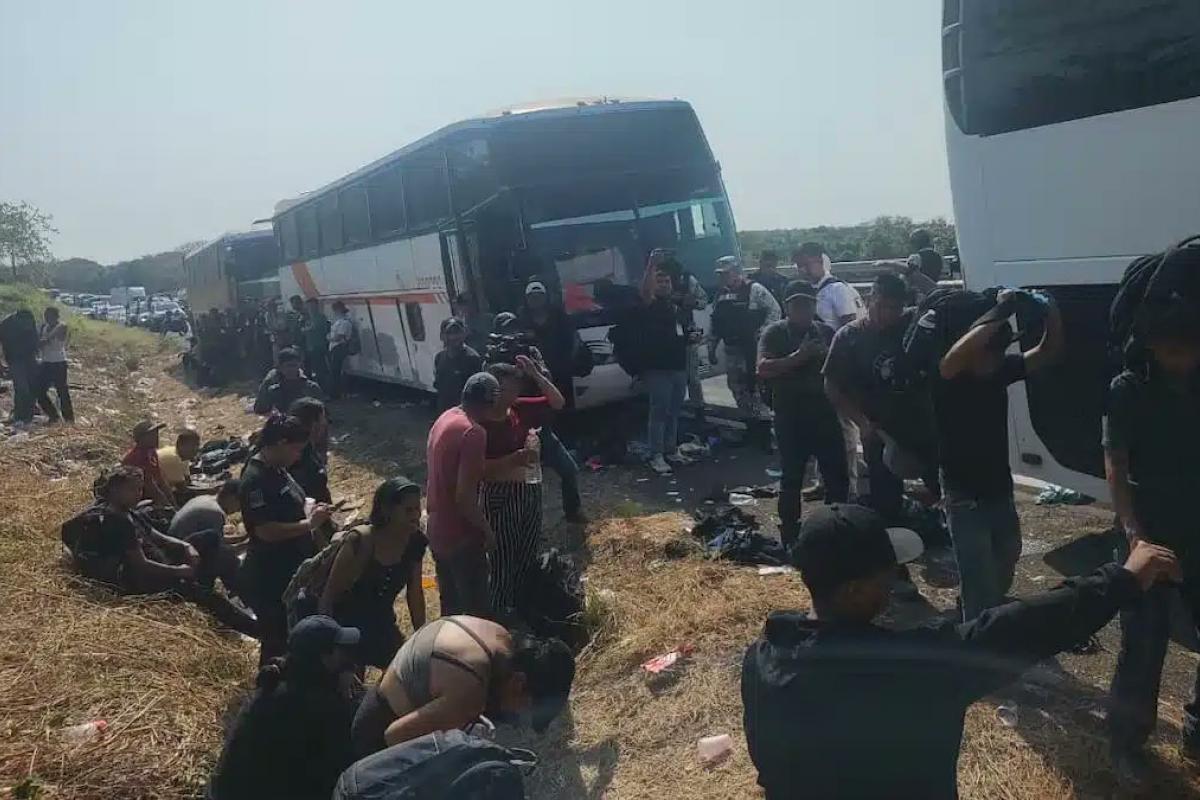 46 migrantes ecuatorianos encontrados en la autpista Minatitlán-Acayucan.