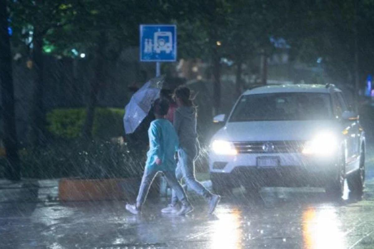 Lluvias intensas con descargas eléctricas