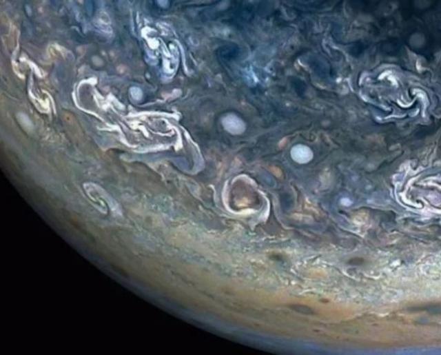 La nave espacial Juno de la NASA captó durante su 61º sobrevuelo