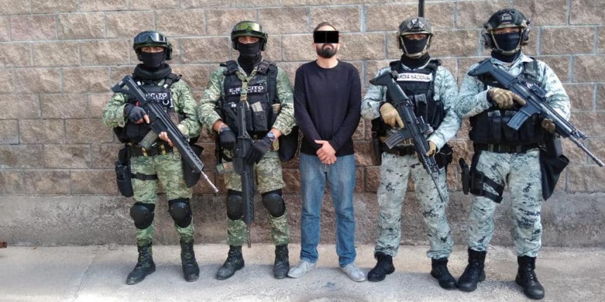 Elementos del ejército mexicano presentan la detención del autor de los narco-bloqueos en Colima
