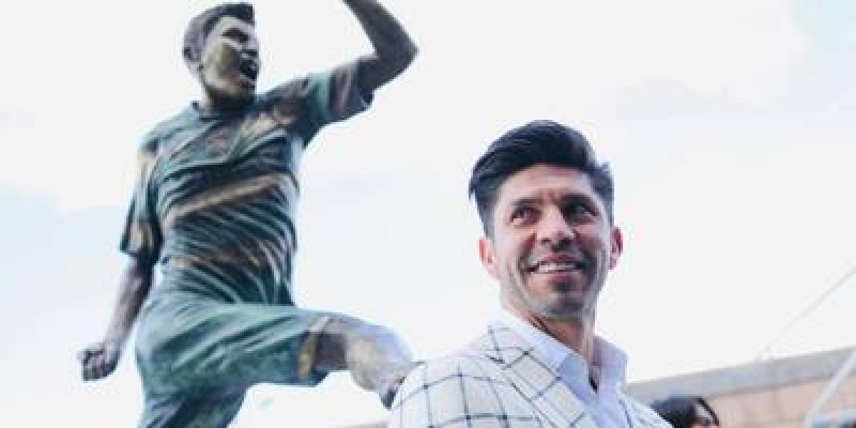 Santos develó estatua de Oribe Peralta