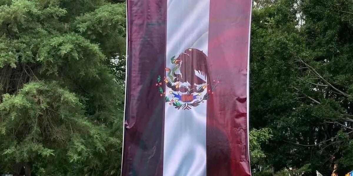 Gobierno de Nayarit cambia los colores de la bandera de México por los de Morena