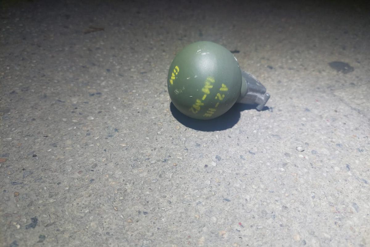 En calles de Manzanillo, Colima, fueron abandonados dos artefactos explosivos tipo granadas que por fortuna no se activaron. Las granadas se localizaron en el bulevar Miguel de la Madrid, en las inmediaciones de donde se realizaban los festejos por el Gri