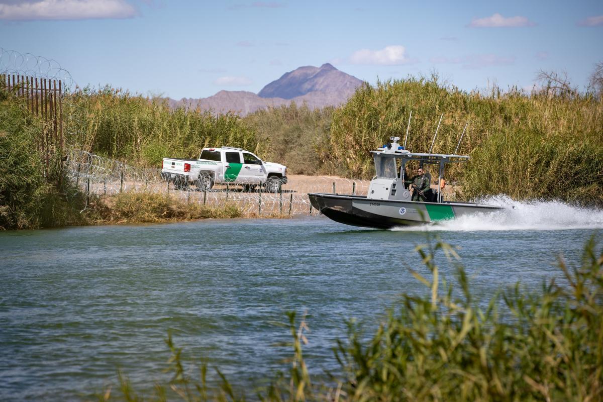 Rescatan cuerpos de 8 migrantes en el Río Bravo