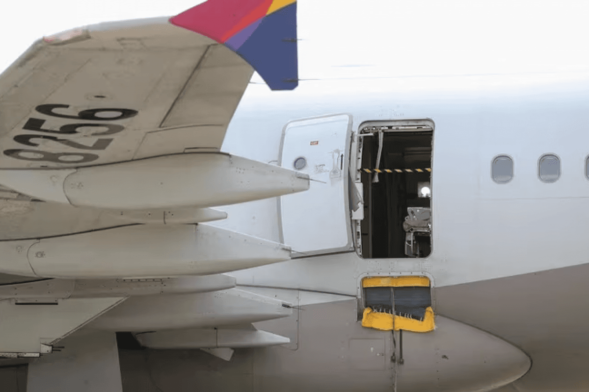 Pasajero abre puerta de emergencia en avión durante aterrizaje en Corea del Sur