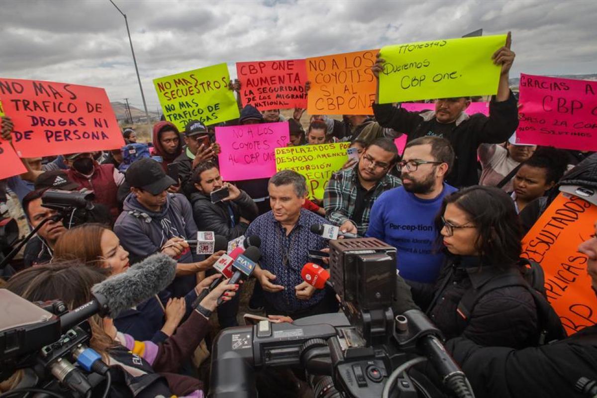 Migrantes en Tijuana protestan contra la eliminación de la aplicación CBP-One
