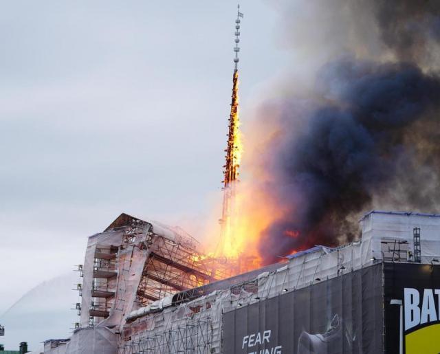 Incendio arrasa histórica bolsa de valores en Copenhague 
