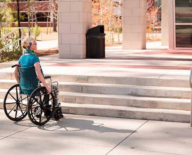 Piden personas con discapacidad mejoras en rampas de la ciudad