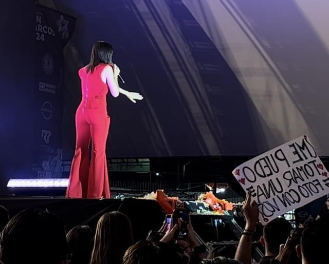 María Becerra detiene su concierto del Foro de las Estrellas para pedir que ayuden a fan desmayada